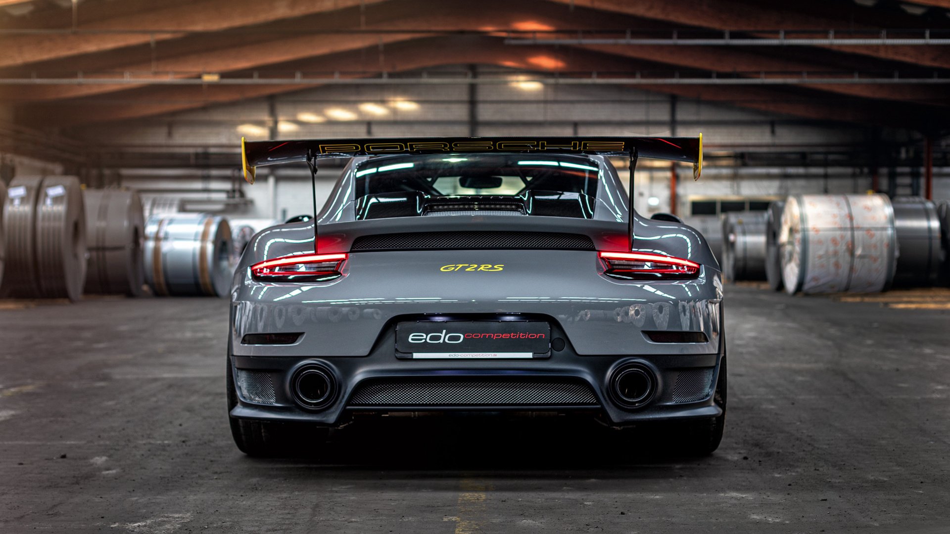 国内足球产业链“人才+设备+场馆”融合发展格局形成，足球产业主要经营内容