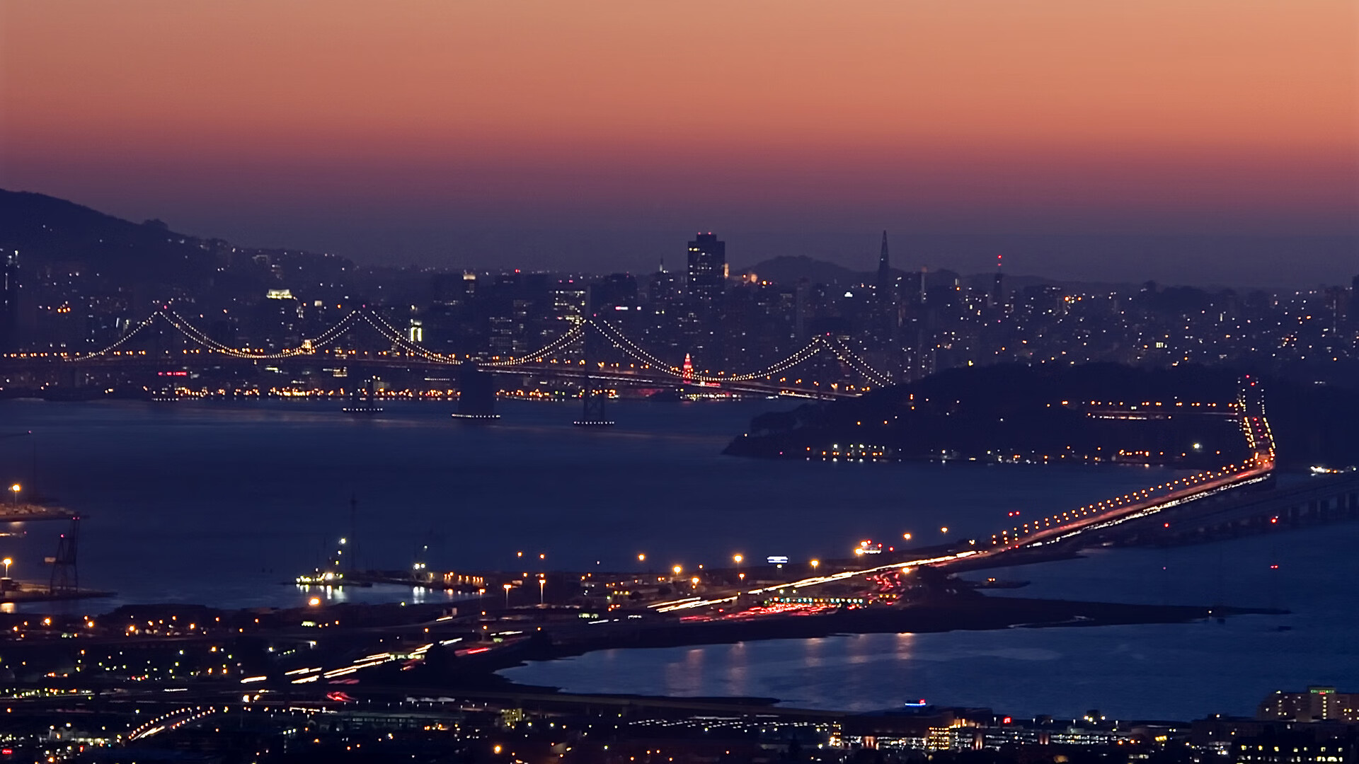 国内足球产业链“人才+设备+场馆”融合发展格局形成，足球产业主要经营内容